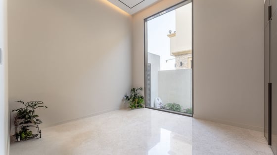 Premium and sleek villa in Jumeirah Park with maids room, picture 10