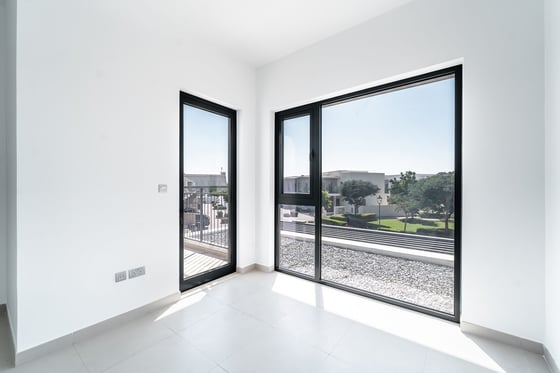 Vacant 4 BR | Bright Corner Townhouse..., picture 13