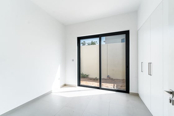 Vacant 4 BR | Bright Corner Townhouse..., picture 9