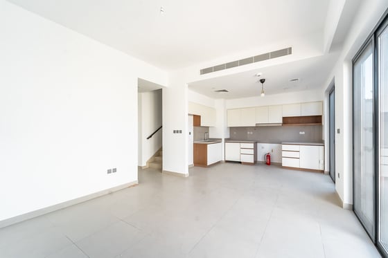 Vacant 4 BR | Bright Corner Townhouse..., picture 4