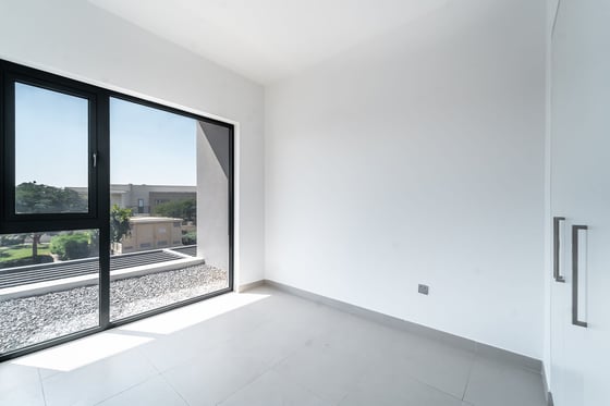 Vacant 4 BR | Bright Corner Townhouse..., picture 12