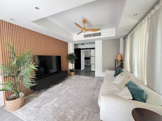 Fully Upgraded | Furnished | Landscaped., picture 1