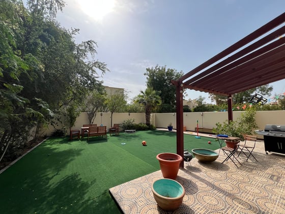 Fully Upgraded | Furnished | Landscaped., picture 2