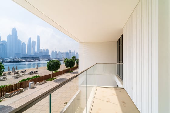 Vacant | Beachfront Duplex | Marina View, picture 3