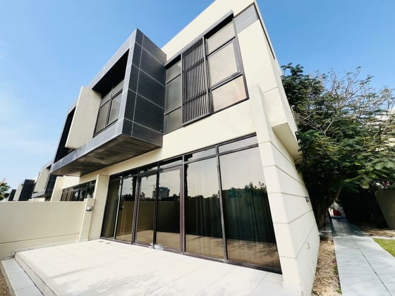 Exclusive Single-Row | Vacant | Private Living, picture 1