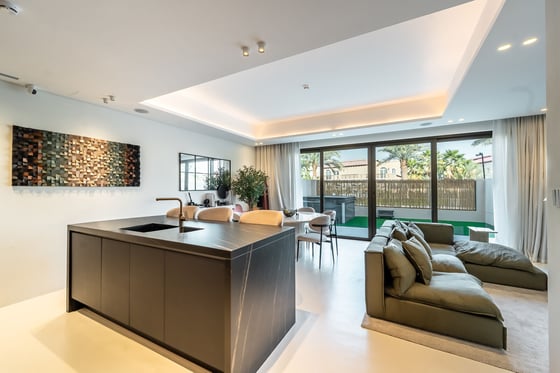 Upgraded | Vacant on Transfer | Fully Furnished, picture 5