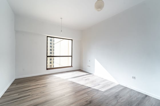 Vacant | Semi Upgraded | Prime Location., picture 8