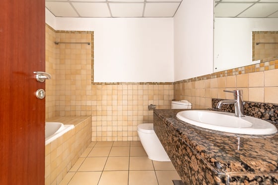 Vacant | Semi Upgraded | Prime Location., picture 11