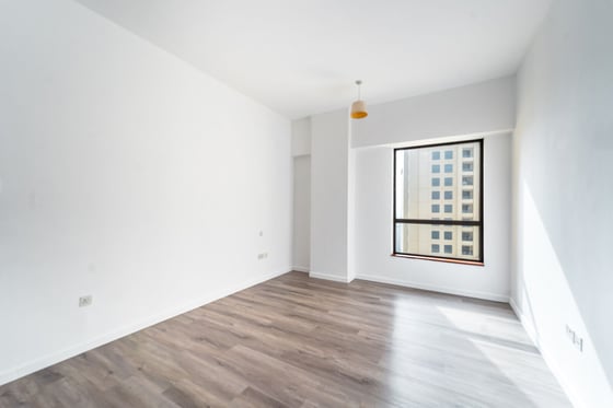 Vacant | Semi Upgraded | Prime Location., picture 6