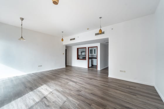 Vacant | Semi Upgraded | Prime Location., picture 2