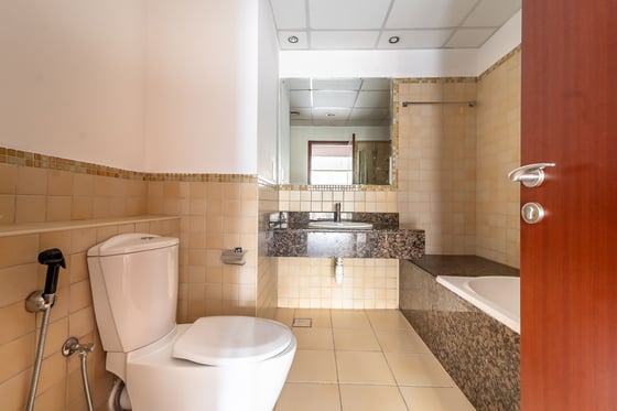 Vacant | Semi Upgraded | Prime Location., picture 10
