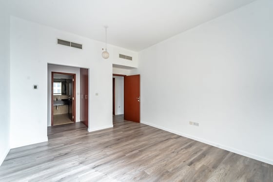 Vacant | Semi Upgraded | Prime Location., picture 9