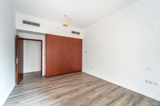 Vacant | Semi Upgraded | Prime Location., picture 7
