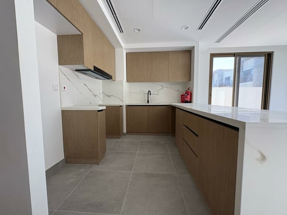 Spacious Layout | Close to Pool | Vacant, picture 2