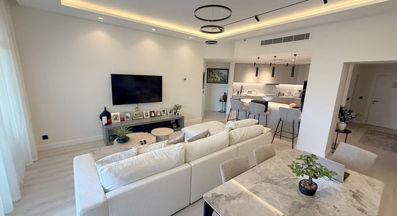 Upgraded apartment in Palm Jumeirah with sea view, picture 1