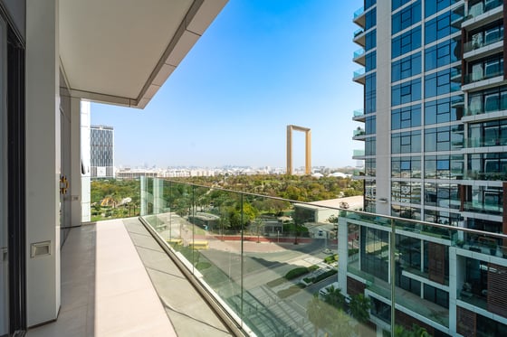 Prime Unit | Two Car Spaces | Iconic View, picture 1