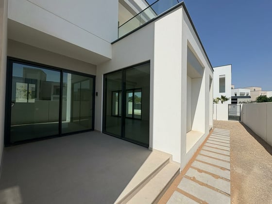 Corner Unit | Great Location | Book Now., picture 3