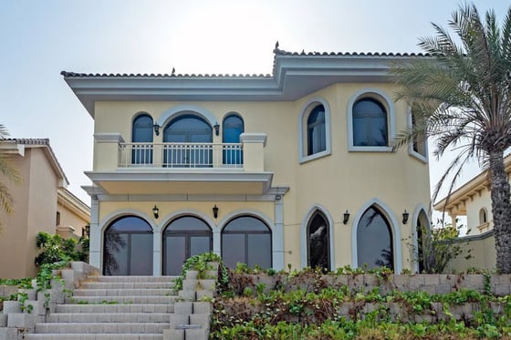 4 Bedrooms | Ideal Layout for Upgrades | Private Beach, picture 1