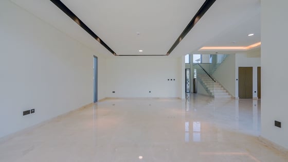 Spacious 5BR Villa | Landscaped Garden &amp; Private Pool, picture 5