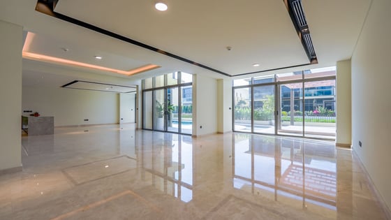 Spacious 5BR Villa | Landscaped Garden &amp; Private Pool, picture 3