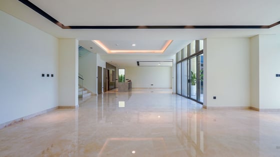 Spacious 5BR Villa | Landscaped Garden &amp; Private Pool, picture 4