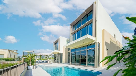 Spacious 5BR Villa | Landscaped Garden &amp; Private Pool, picture 1
