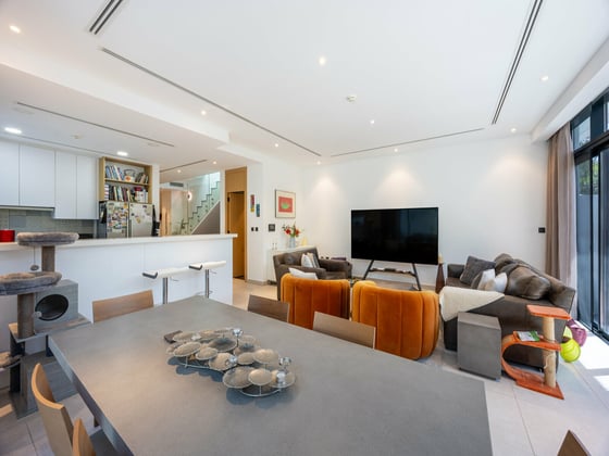 Stunning Private Location | Corner Unit., picture 4