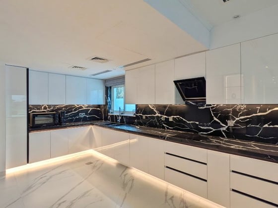 Lake Backing | Luxury Furnishing | Move-in ready, picture 4