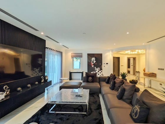 Lake Backing | Luxury Furnishing | Move-in ready, picture 2