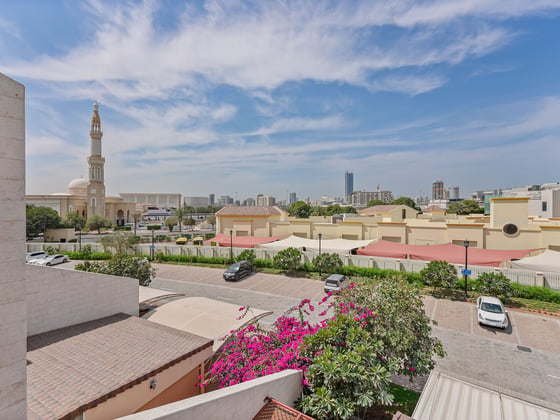 Luxuriously Upgraded and Furnished Townhouse, picture 26