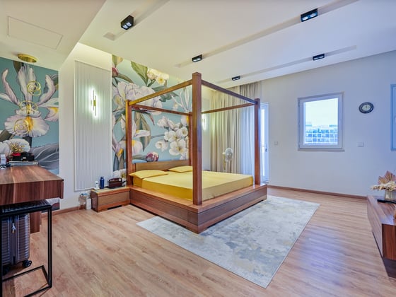 Luxuriously Upgraded and Furnished Townhouse, picture 5