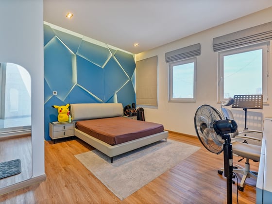 Luxuriously Upgraded and Furnished Townhouse, picture 7