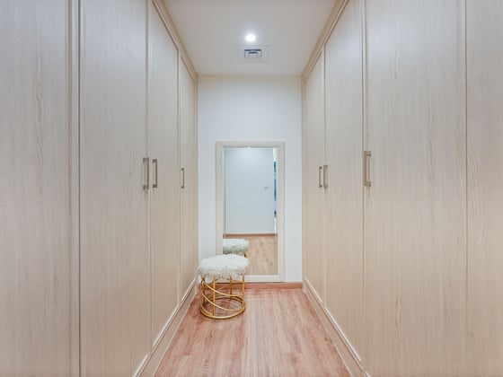 Luxuriously Upgraded and Furnished Townhouse, picture 15