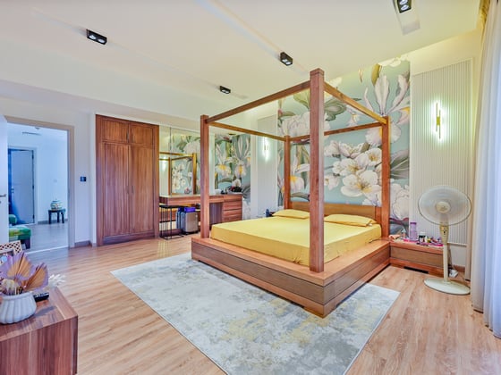 Luxuriously Upgraded and Furnished Townhouse, picture 6