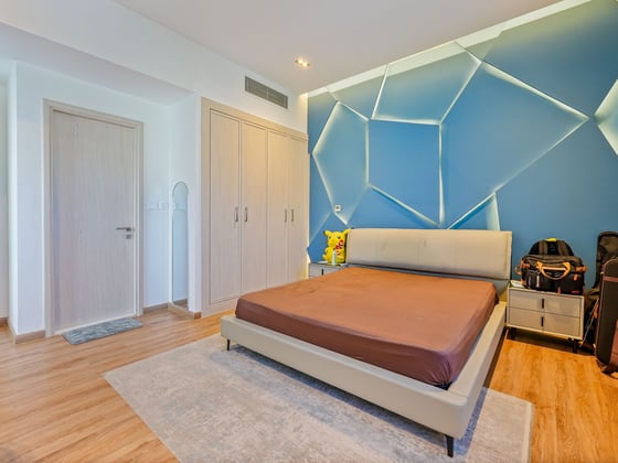 Luxuriously Upgraded and Furnished Townhouse, picture 8
