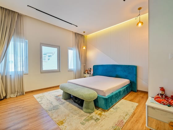 Luxuriously Upgraded and Furnished Townhouse, picture 11
