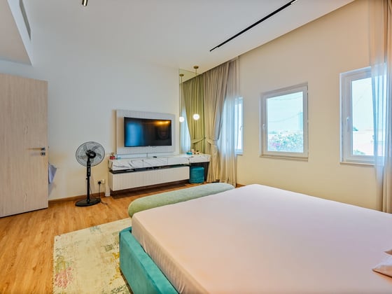 Luxuriously Upgraded and Furnished Townhouse, picture 12