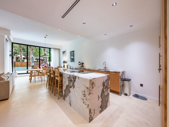 Upgraded | Skyline Views | Vacant On Transfer, picture 1