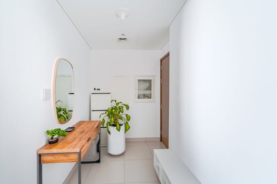 Fully Furnished | Mid Floor | Best Priced, picture 2