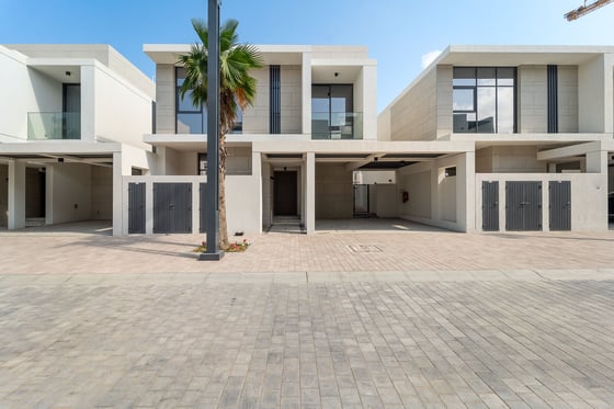 Luxury Waterfront Villa with Casino Views, picture 1