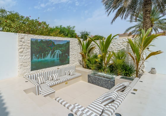 VOT | Great Location | Fully Upgraded - Furnished, picture 2