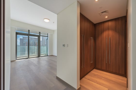 Upgraded Modern 2 Bed | 2 Balcony | Prime Location, picture 7