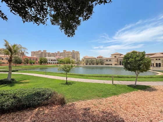 Exclusive | Lake View | Vacant on Transfer, picture 1