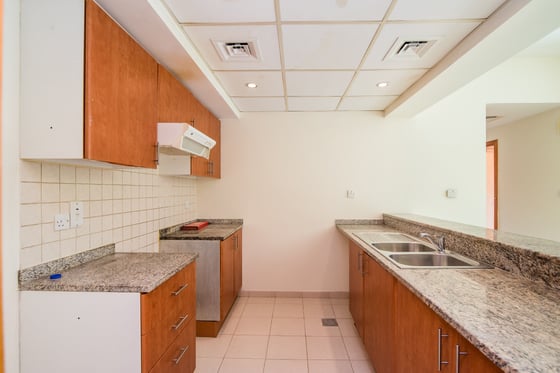 Well-Maintained Unit with Community View, picture 5