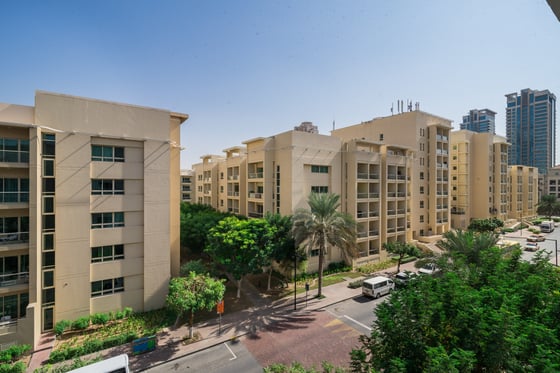 Well-Maintained Unit with Community View, picture 1