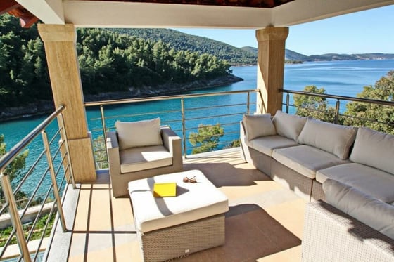 Beautiful newly built waterfront villa with swimming pool an, picture 2