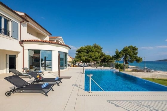 Price fell! Impressive, second-to-none waterfront villa in S, picture 3
