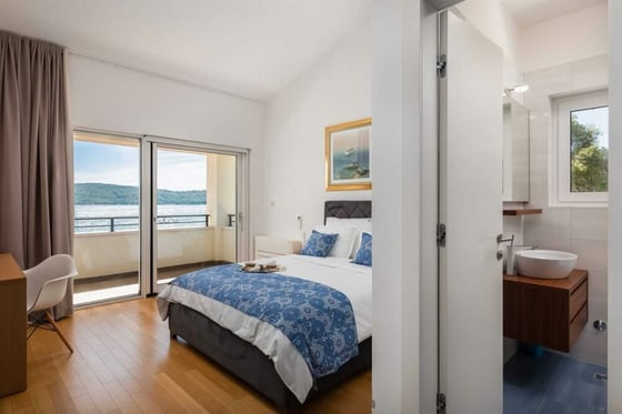 Price fell! Impressive, second-to-none waterfront villa in S, picture 14