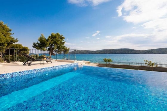 Price fell! Impressive, second-to-none waterfront villa in S, picture 1