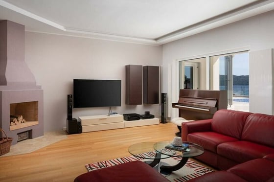 Price fell! Impressive, second-to-none waterfront villa in S, picture 23